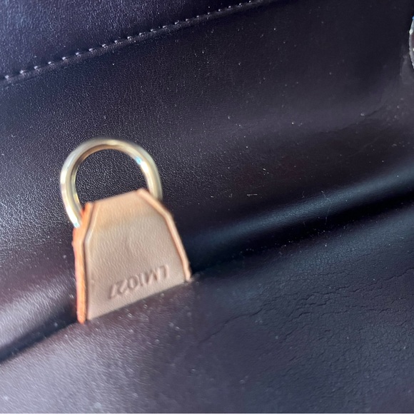 Louis Vuitton, Authentic & unique. Monogram Vermis Patent Leather Purse - Picture 6 of 16